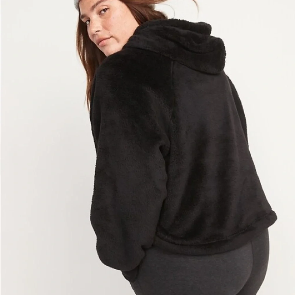 Old Navy Cozy Faux-Fur Sherpa 1/2-Zip Hoodie - Picture 5 of 10